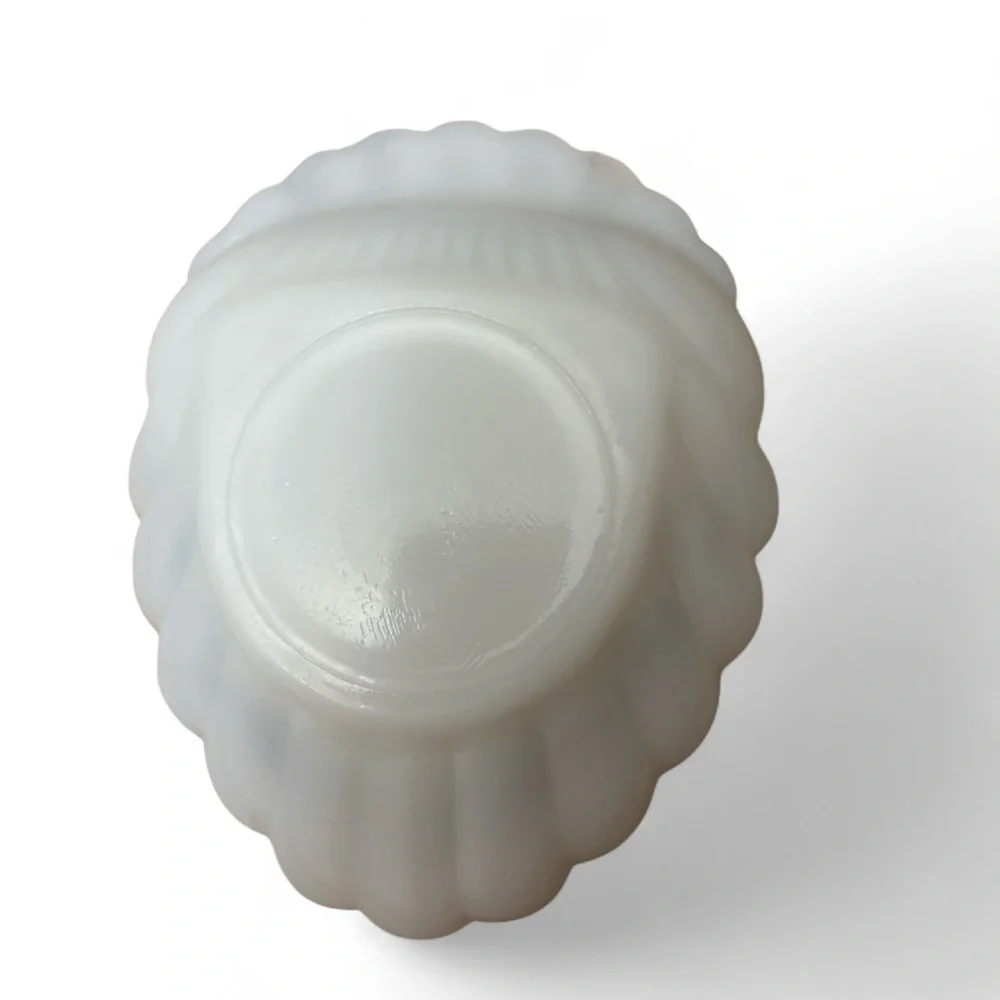 Vintage Milk Glass Scallop Shell Soap Dish Trinket Holder Opalescent 5.5
